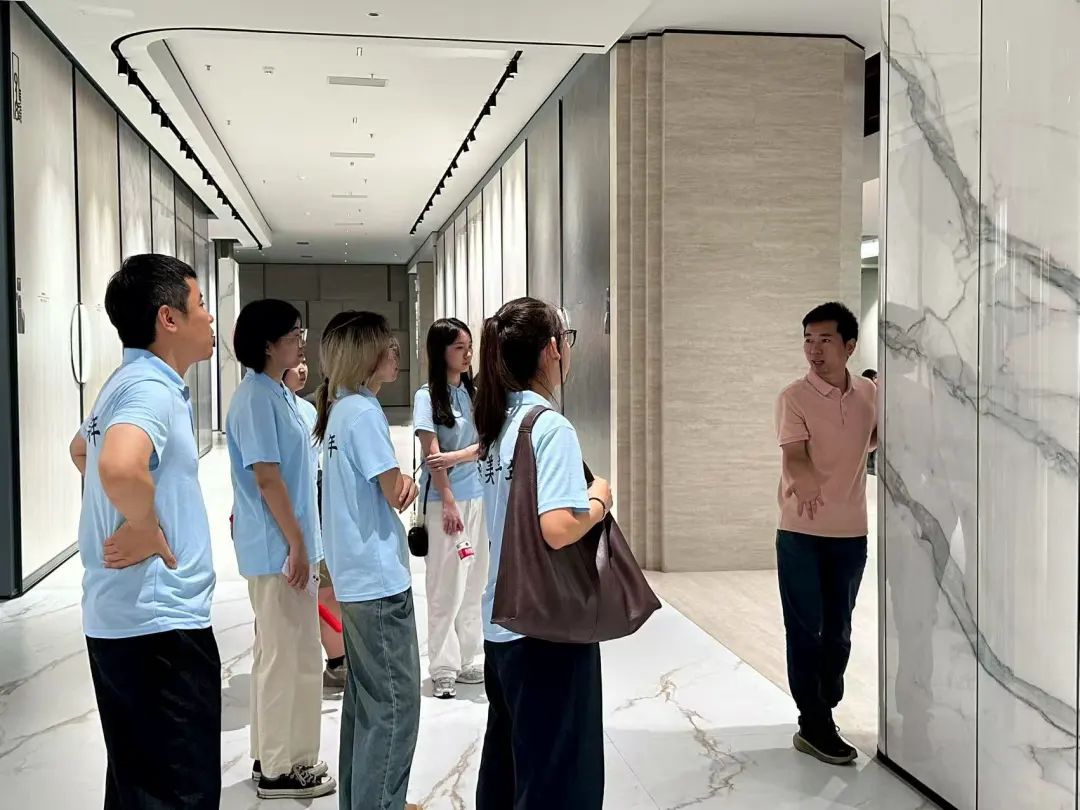 科技賦能文化傳承 2025暑期“三下鄉(xiāng)”AIG-ACTeM創(chuàng)新設(shè)計(jì)工作營(yíng)探訪(fǎng)東莞唯美陶瓷